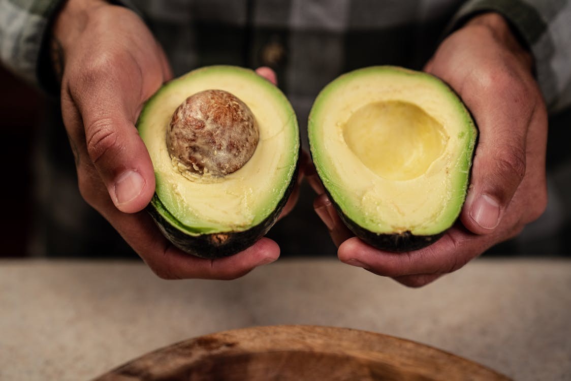 cultivo de aguacate en México - partido manos